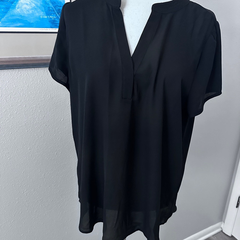 Vince Camuto Black Split-Neck Short Sleeve Blouse